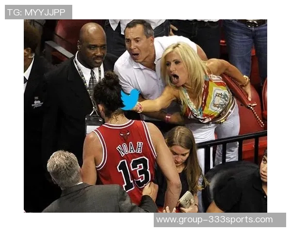 杨立瑜遭球迷怒斥：何必与阿猫阿狗争执真该给球迷竖中指